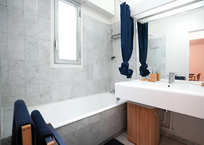 Cozy In 15 & Eiffel Tower Апартаменты